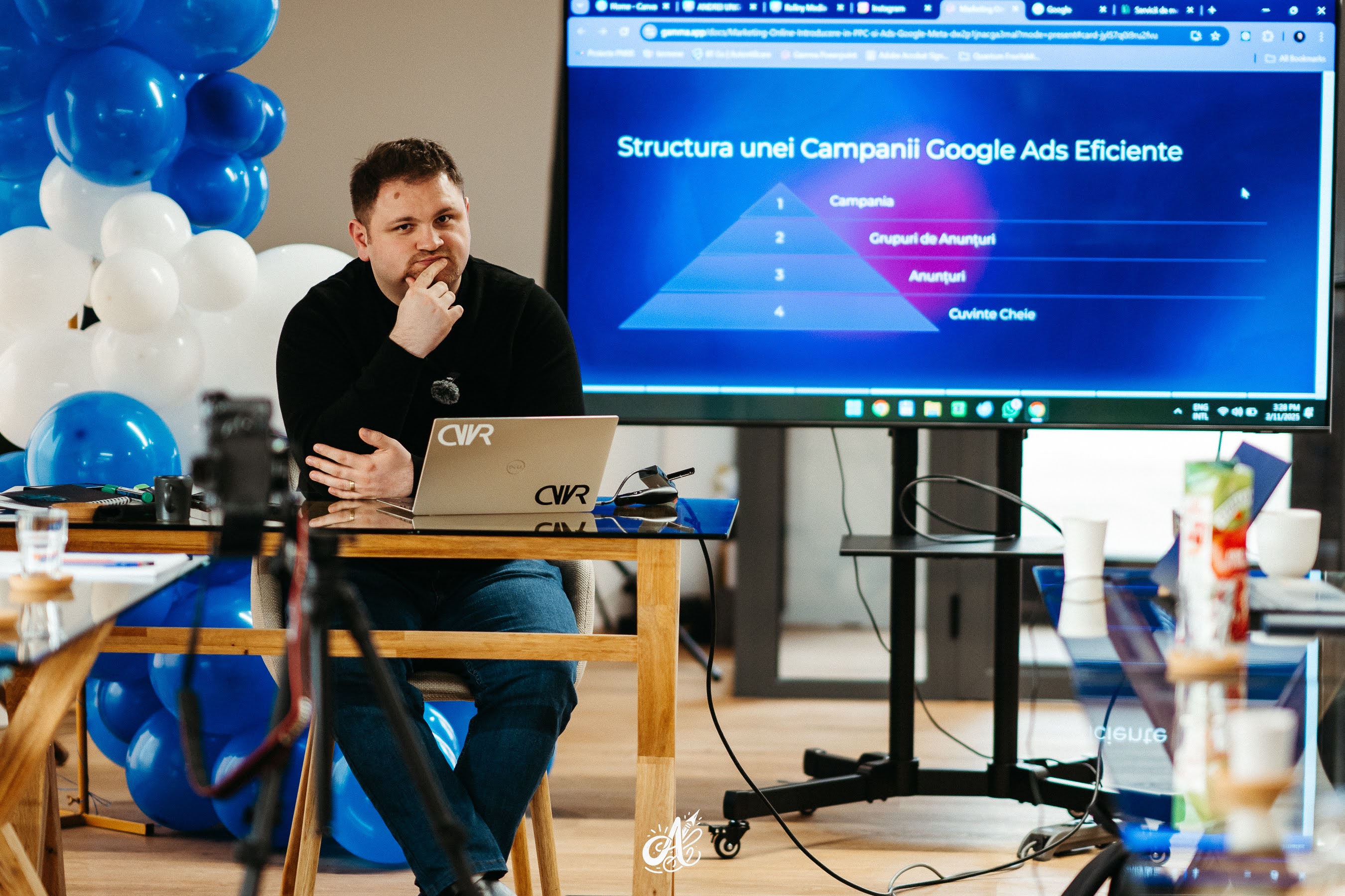 Bogdan Ungureanu în timpul unei prezentări despre campanii Google Ads